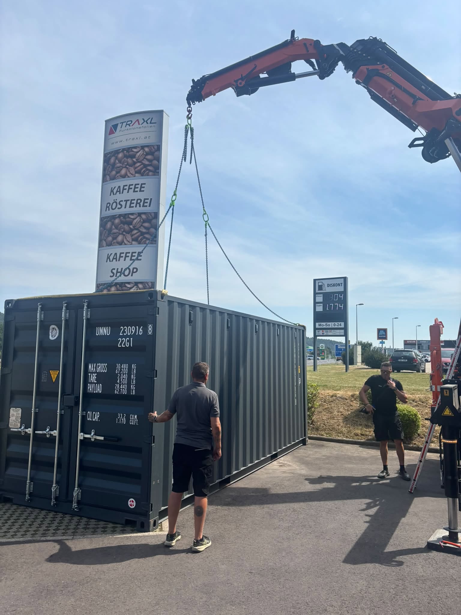 Container-Anlieferung TRAXL Kaffeerösterei